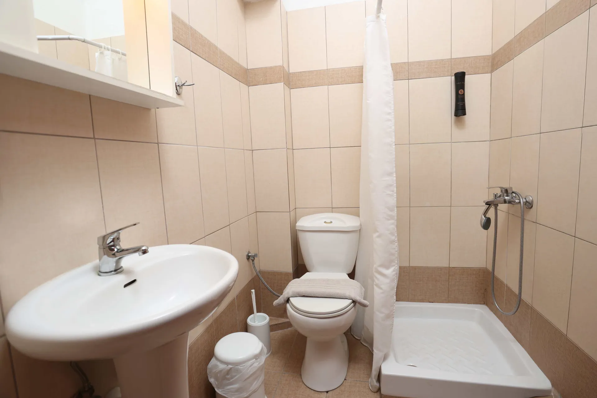 Tiara Holidays - Gregory Apartments - One Bedroom Apartment - bathroom